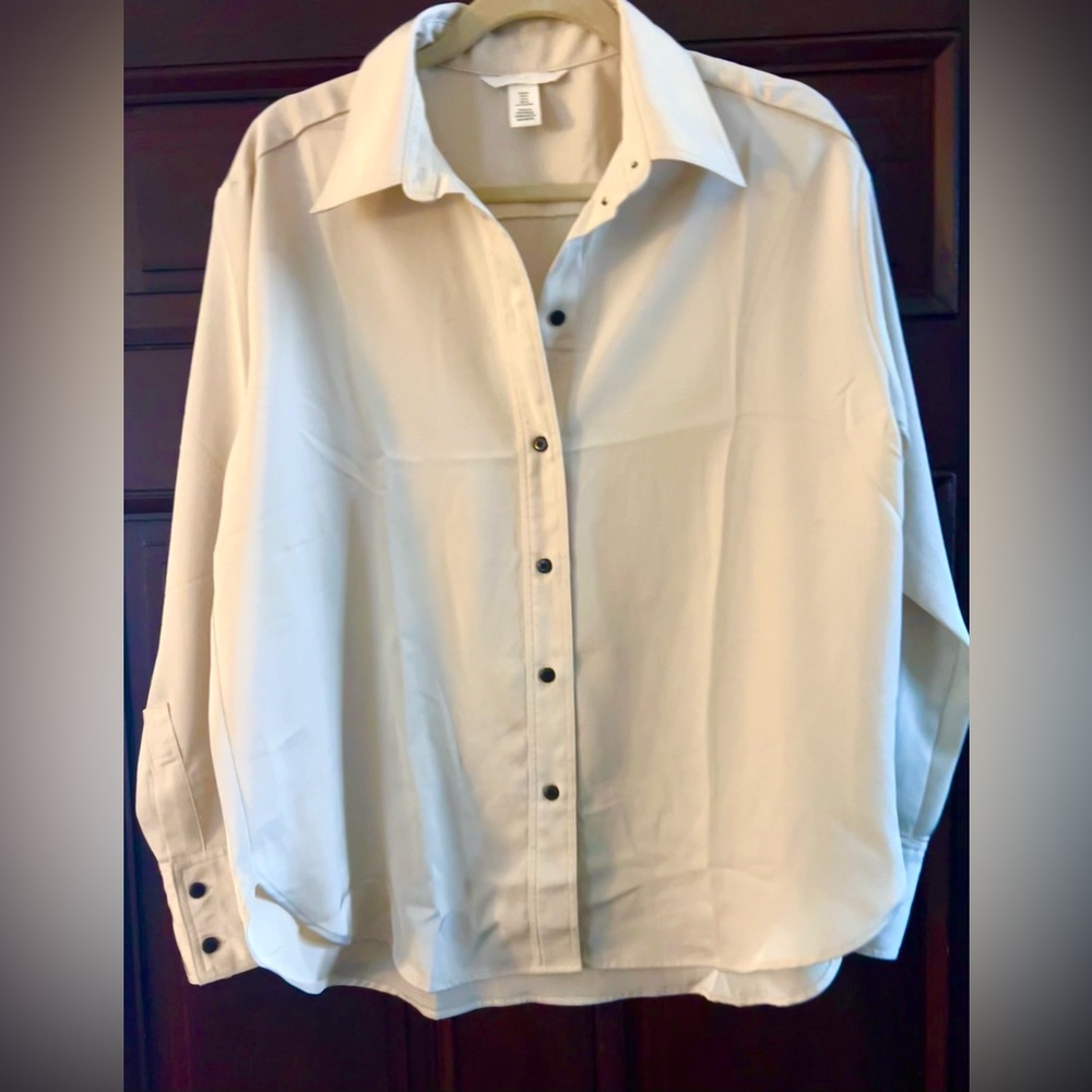 Like new. H&M satiny long sleeve button shirt in champagne beige. Relaxed fit.